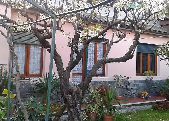 Casa Tra Il Verde E Il Blu