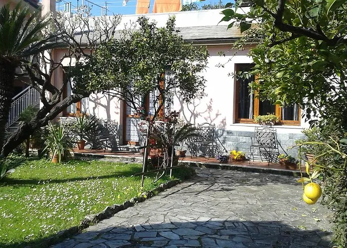 Casa Tra Il Verde E Il Blu
